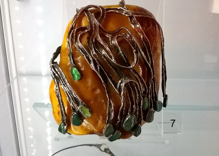 23a Baltic amber art Beata Gregorczyk